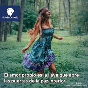 Mujer sonriendo en un bosque simbolizando libertad y paz interior