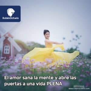 Mujer con vestido amarillo girando entre flores, simbolizando plenitud y sanación a través del amor.