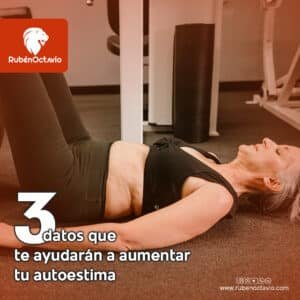 Mujer mayor ejercitándose simbolizando autoestima y autocuidado