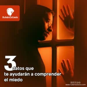 Hombre observando a través de una puerta iluminada, simbolizando el miedo como ilusión del ego.