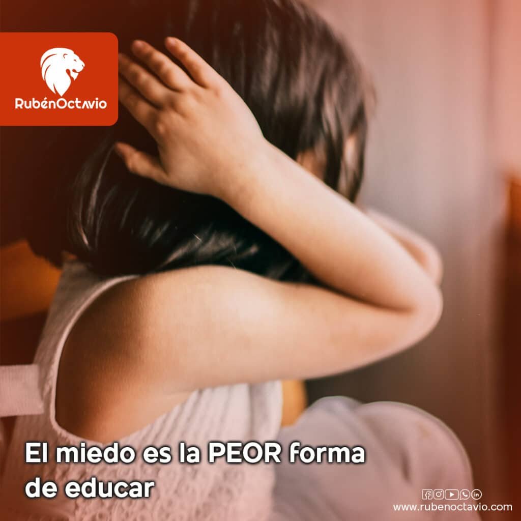 Niña cubriéndose los oídos, simbolizando el impacto del miedo en la educación infantil.