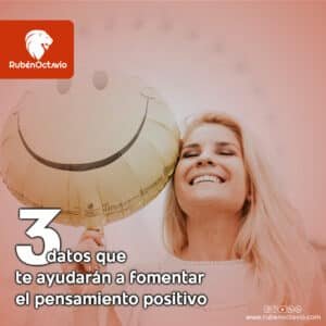 Mujer sonriendo junto a un globo con cara feliz, representando pensamiento positivo y bienestar.