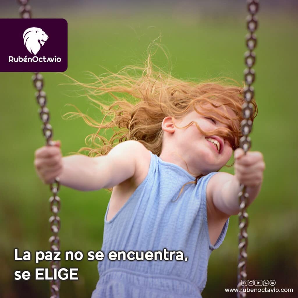 Niña sonriendo en un columpio, representando la elección consciente de vivir en paz.