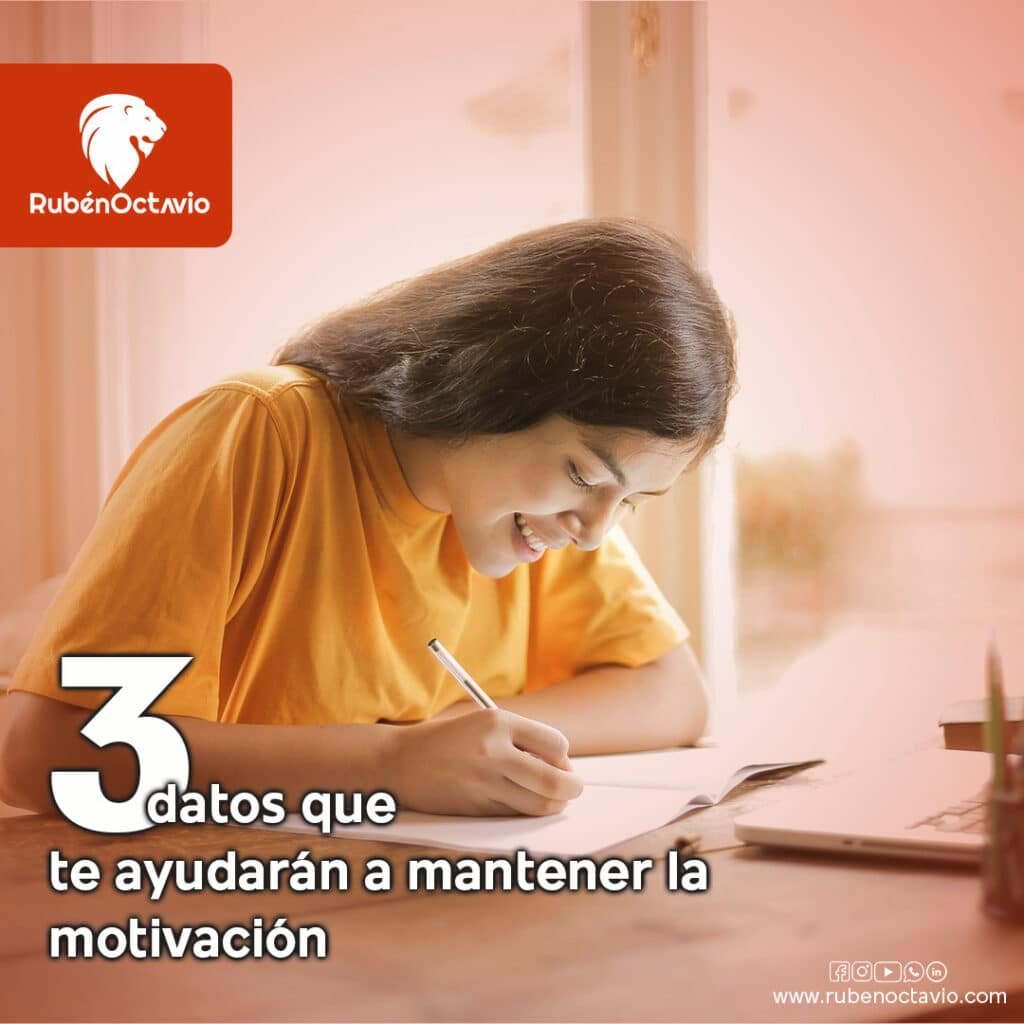 Joven escribiendo motivada mientras trabaja en sus metas personales
