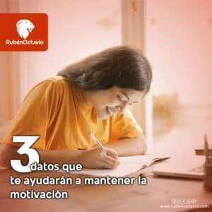 Joven escribiendo motivada mientras trabaja en sus metas personales
