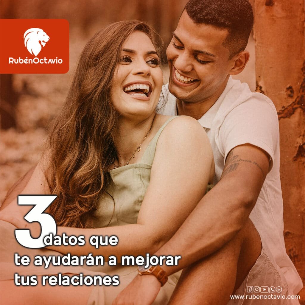 Pareja sonriendo mientras simbolizan relaciones sanas y conexión