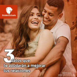 Pareja sonriendo mientras simbolizan relaciones sanas y conexión