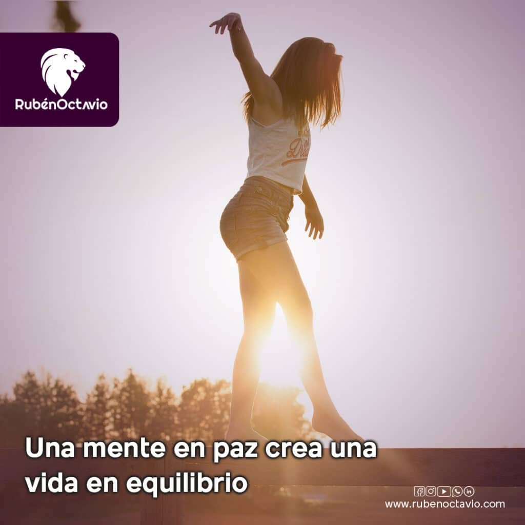 Persona caminando en equilibrio representando una mente en paz