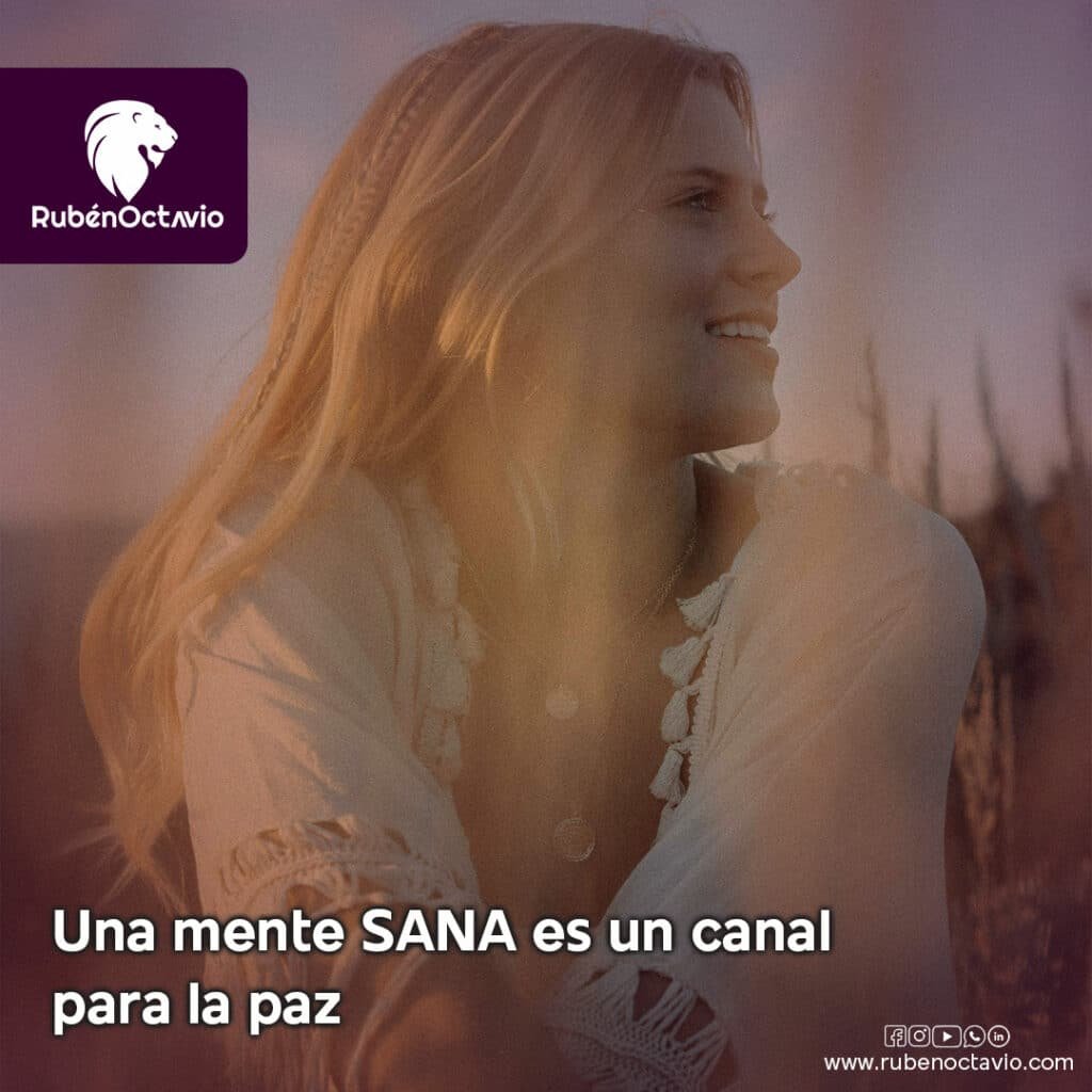 Mujer en calma disfrutando de un atardecer, simbolizando paz interior
