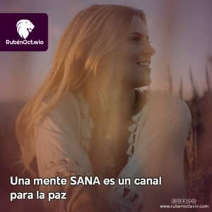 Mujer en calma disfrutando de un atardecer, simbolizando paz interior