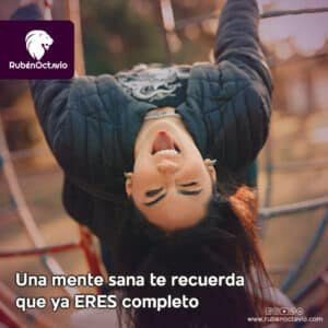 Mujer sonriendo boca abajo simbolizando plenitud interior y libertad