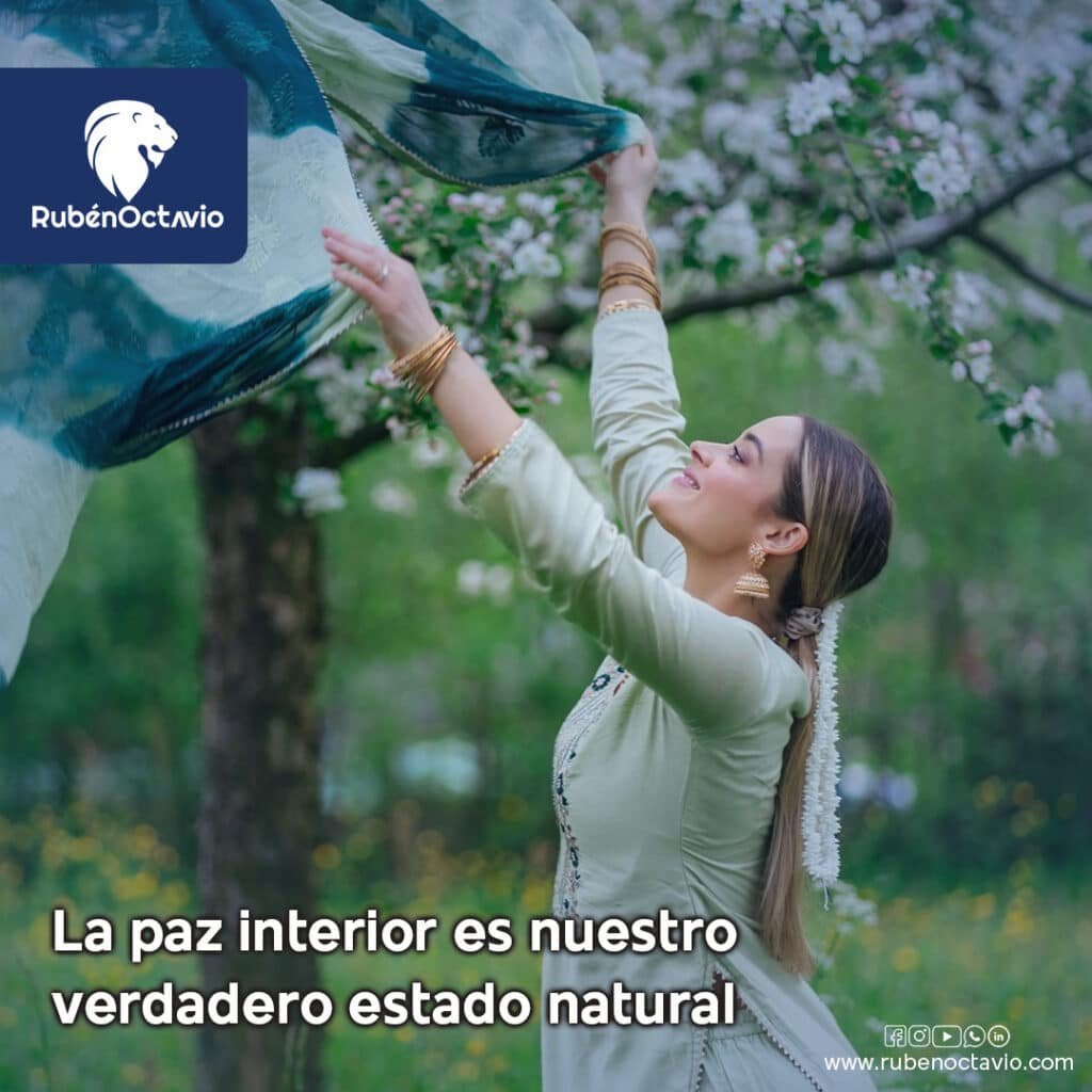Mujer levantando un velo en un jardín, simbolizando la paz interior como estado natural.