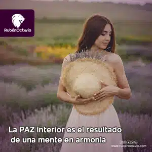Mujer sosteniendo un sombrero en un campo representando paz interior y armonía