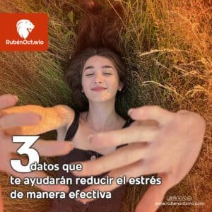 Mujer recostada en el pasto relajándose como símbolo de reducción del estrés