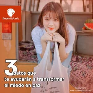 Joven reflexiva apoyada en una bolsa de tela, simbolizando la transformación del miedo en paz interior.