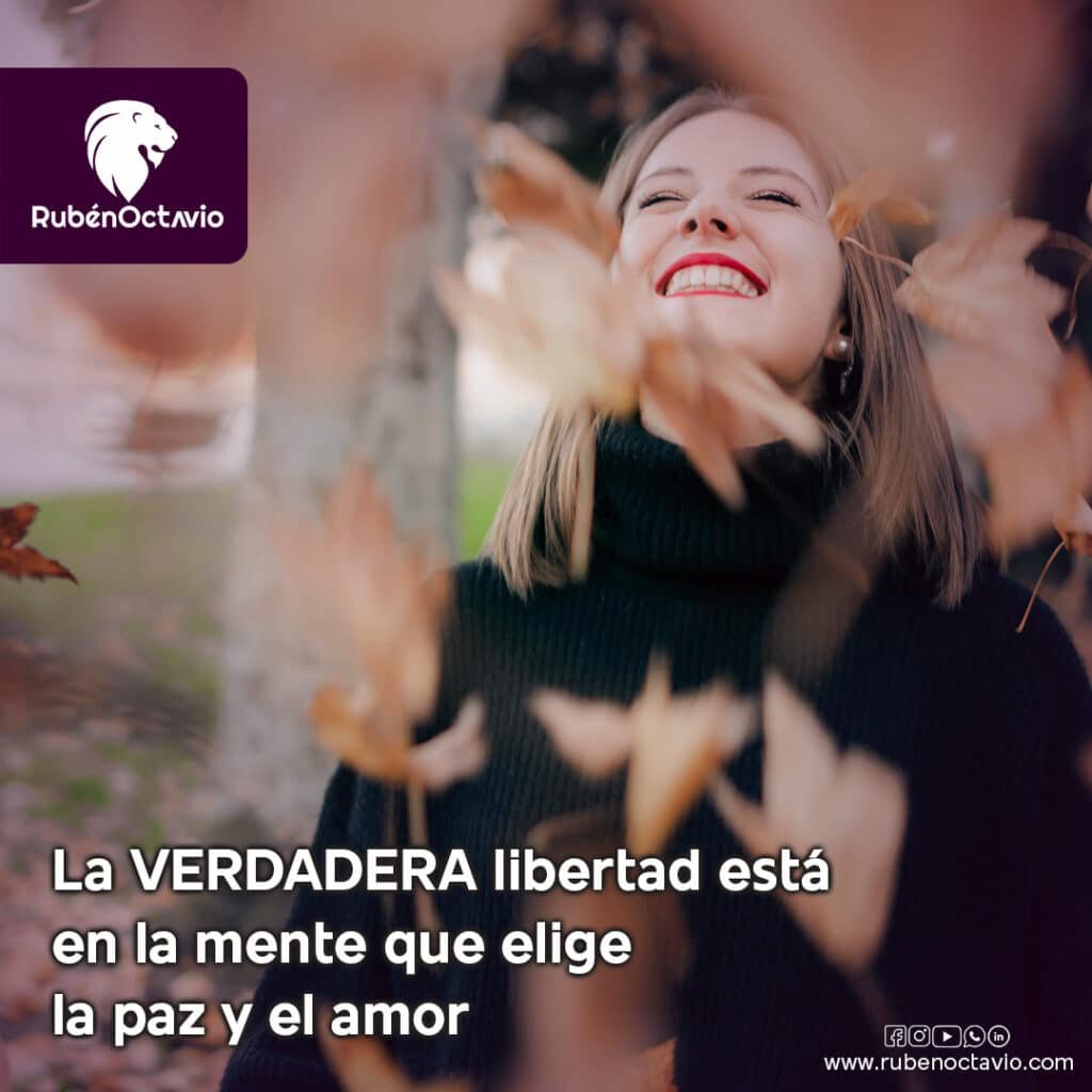 Mujer sonriendo entre hojas, simbolizando libertad interior al elegir paz y amor.