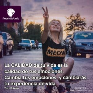 Mujer sonriente sobre una patineta elevando la mano, simbolizando cómo elegir emociones positivas transforma la vida.