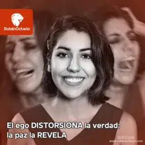 Mujer sonriendo en calma mientras versiones distorsionadas de ella aparecen detrás, simbolizando cómo la paz revela la verdad más allá del ego.