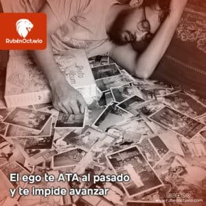 Hombre rodeado de fotografías antiguas simbolizando cómo el ego lo mantiene atrapado en el pasado.