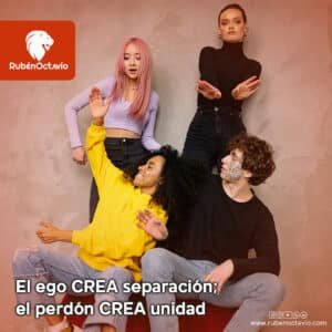 Grupo de jóvenes interactuando juntos, simbolizando la unidad que surge cuando soltamos la separación del ego.