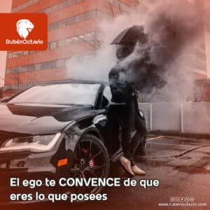 Persona saliendo de un auto de lujo rodeada de humo, representando la ilusión del ego de que somos lo que poseemos.
