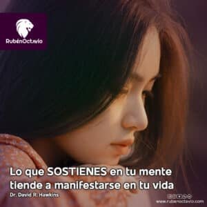 Mujer reflexionando en calma, simbolizando cómo los pensamientos influyen en la realidad que manifestamos.