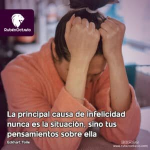 Mujer con gesto de angustia sosteniéndose la cabeza, reflejando el impacto de los pensamientos en la experiencia emocional.