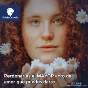 Mujer sosteniendo flores blancas cerca del rostro, simbolizando el perdón como un acto de amor propio.