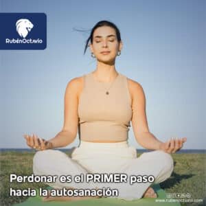 Mujer meditando al aire libre simbolizando el perdón como primer paso hacia la autosanación.