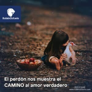 Niña abrazando un pato en el suelo, simbolizando la pureza del amor que surge al liberar el resentimiento.