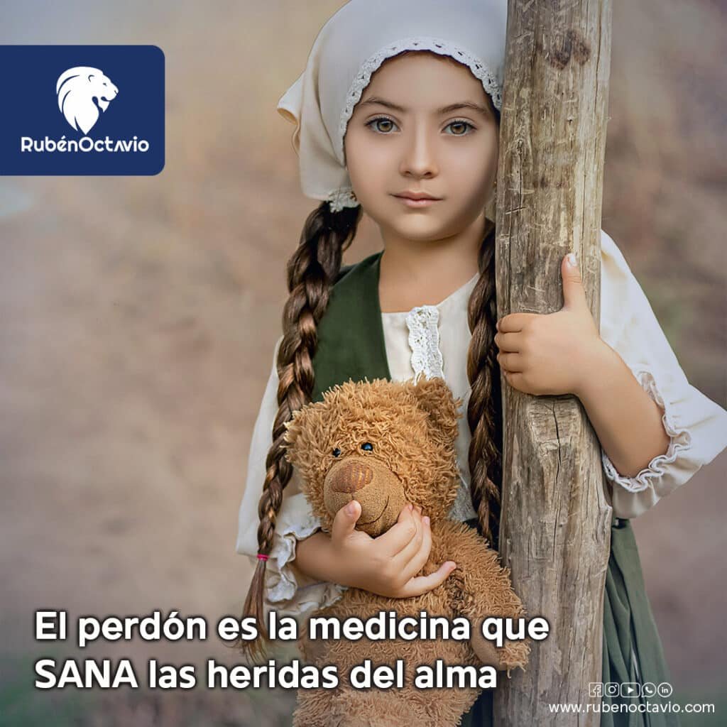 Niña sosteniendo un oso de peluche, simbolizando la sanación emocional que brinda el perdón.