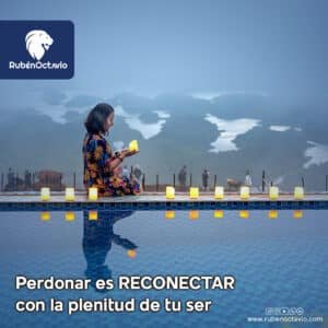 Mujer sosteniendo una vela en un entorno tranquilo, simbolizando la reconexión con la plenitud interior a través del perdón.