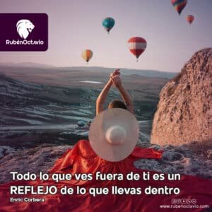 Mujer sentada frente a globos aerostáticos al amanecer, representando que el mundo exterior refleja el mundo interior.