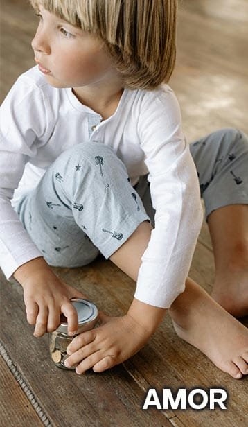 Amor a los demás. niño feliz.