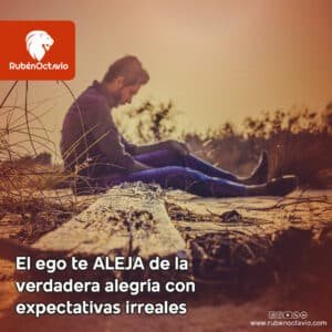 Reflexión sobre cómo el ego crea expectativas irreales que nos alejan de la alegría y de la experiencia auténtica del presente.