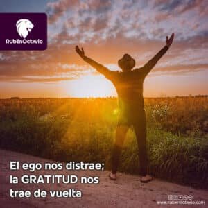 Mensaje sobre cómo la gratitud nos centra en el presente y neutraliza las distracciones del ego.