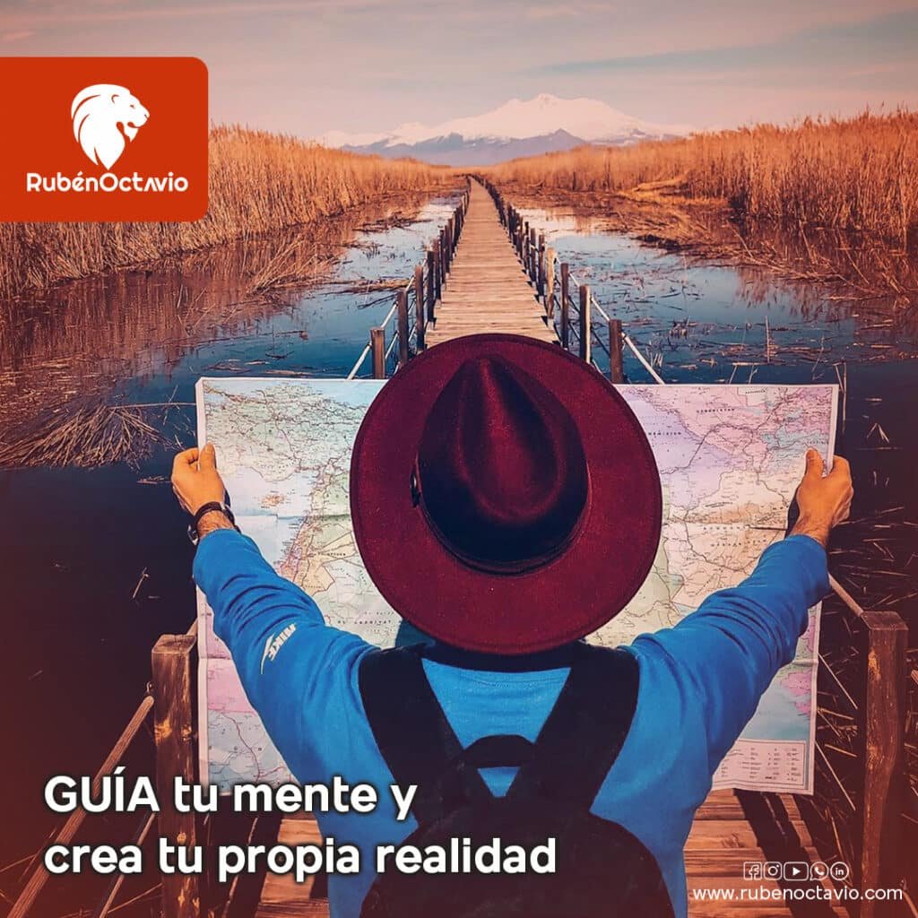 Hombre observando un mapa sobre un muelle, representando la guía mental para crear la propia realidad.