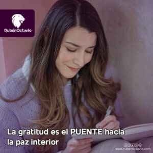 Reflexión sobre cómo la gratitud reduce la ansiedad del ego y abre el camino hacia una paz interior más profunda.