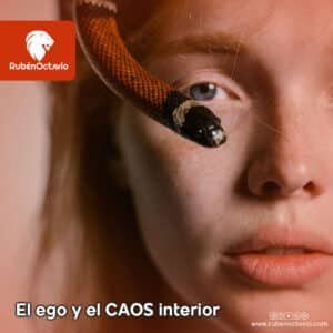 Primer plano de un rostro con una serpiente cerca, simbolizando el caos interior generado por el ego.