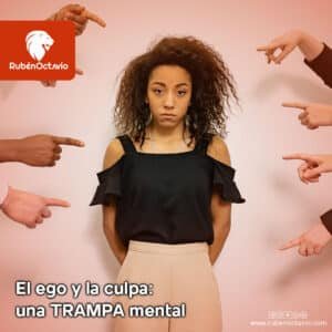 Mujer rodeada de manos señalándola, simbolizando la culpa y el juicio del ego.