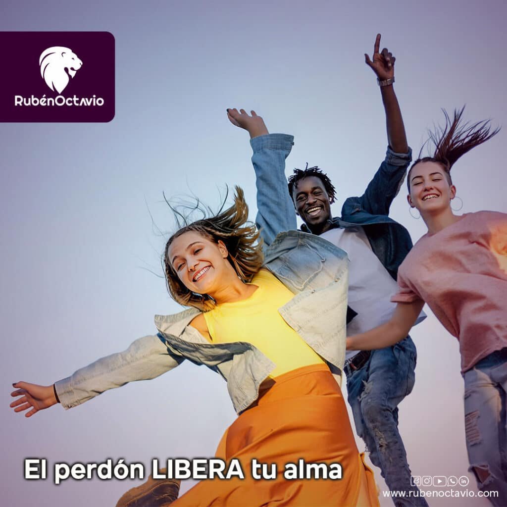 Personas saltando felices al aire, simbolizando la libertad que nace del perdón.