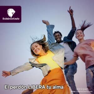 Personas saltando felices al aire, simbolizando la libertad que nace del perdón.