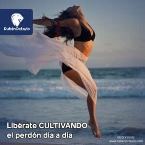 Mujer saltando y extendiendo los brazos en la playa, simbolizando libertad y perdón.