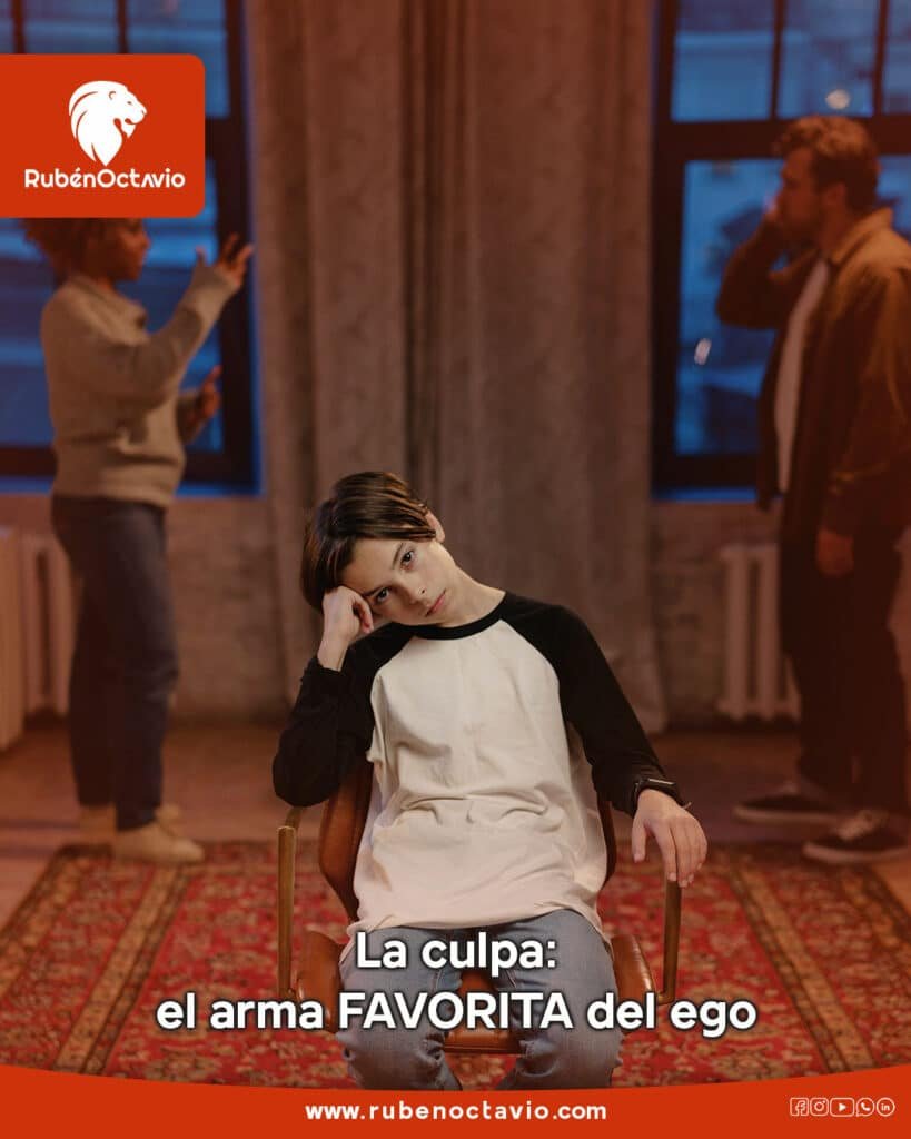 Niño sentado con expresión triste mientras dos adultos discuten al fondo, representando el peso emocional de la culpa.