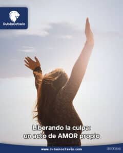 Persona levantando los brazos hacia el cielo en un gesto de libertad y alivio emocional.