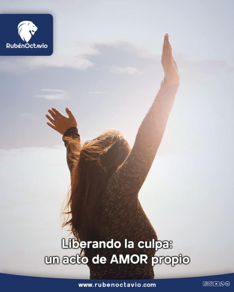 Persona levantando los brazos hacia el cielo en un gesto de libertad y alivio emocional.