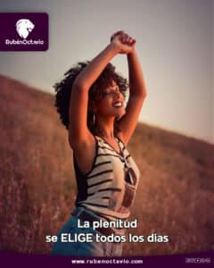 Mujer disfrutando un momento de paz y libertad al atardecer.