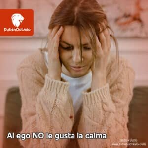 Mujer sosteniendo su cabeza con expresión de tensión, simbolizando cómo el ego interrumpe los momentos de calma interior.