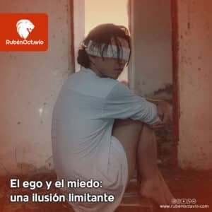Hombre sentado con los ojos vendados en un espacio oscuro, simbolizando cómo el miedo del ego crea una percepción limitada.