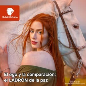 Mujer mirando de frente junto a un caballo blanco, simbolizando el contraste entre la comparación del ego y la paz interior.